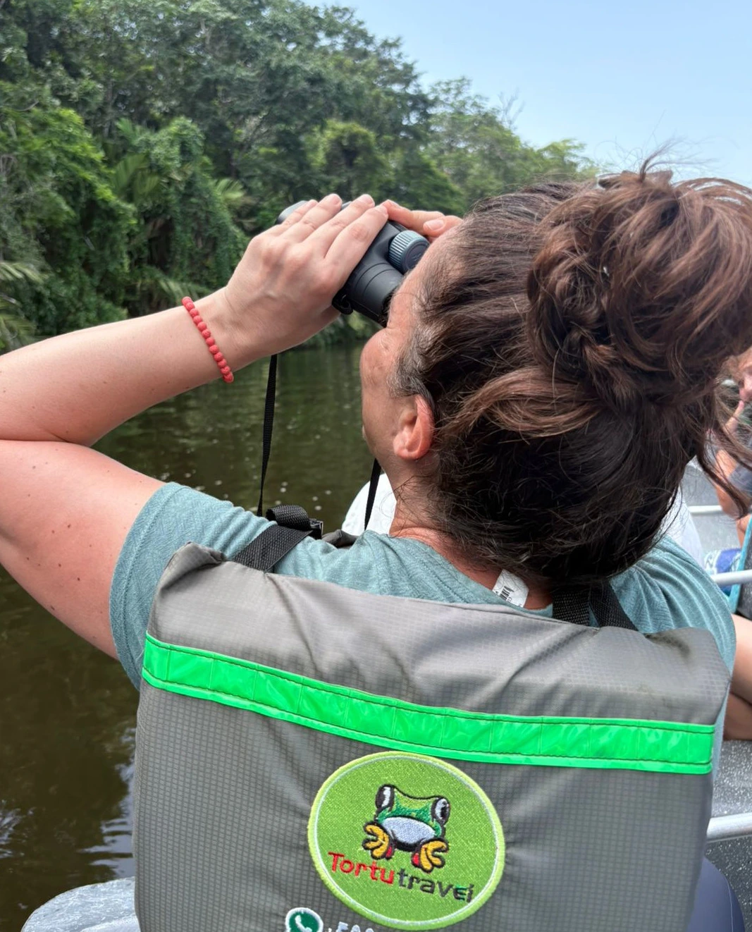 Turista disfrutando de una excursion en Tortuguero Costa Rica